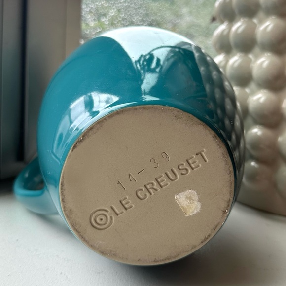 Le Creuset Discontinued 2 qt Caribbean Blue pitcher - Picture 2 of 4